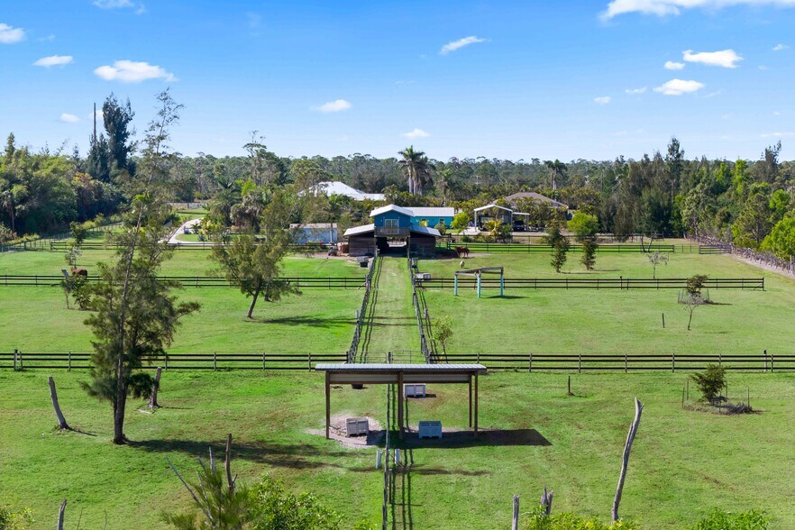 6050 Stringfellow Rd, Saint James City, FL à vendre - Photo du bâtiment - Image 2 de 50