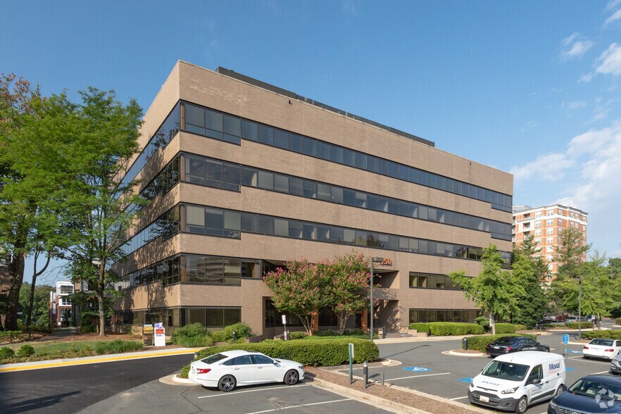 1950 Roland Clarke Pl, Reston, VA à louer - Photo du bâtiment - Image 1 de 6