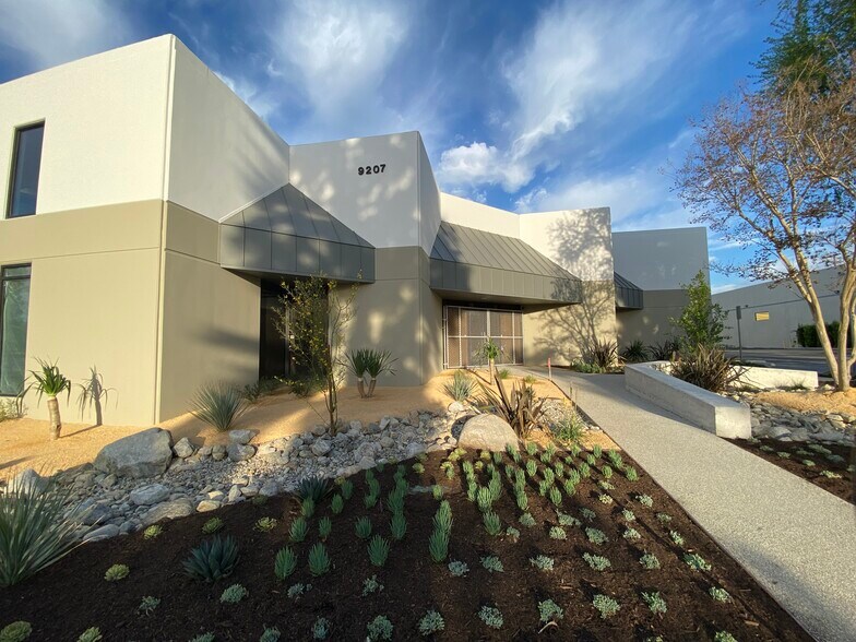 9207 Eton Ave, Chatsworth, CA à louer - Photo du bâtiment - Image 1 de 14