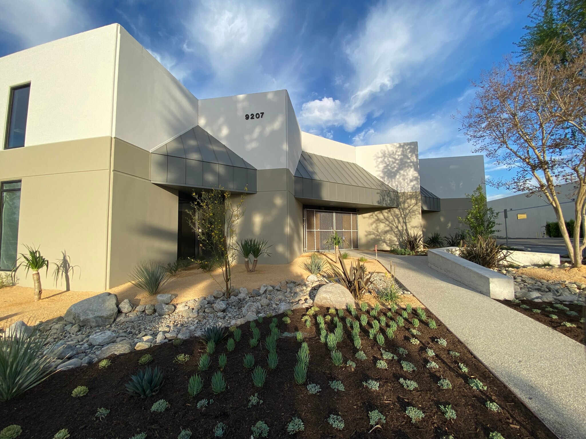 9207 Eton Ave, Chatsworth, CA à louer Photo du bâtiment- Image 1 de 15