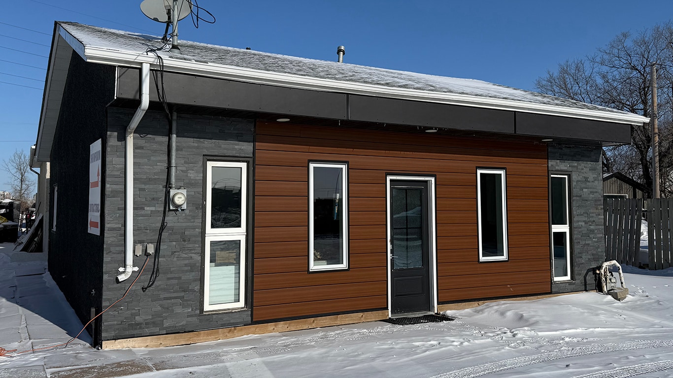 833 Dugald Rd, Winnipeg, MB for sale Primary Photo- Image 1 of 1