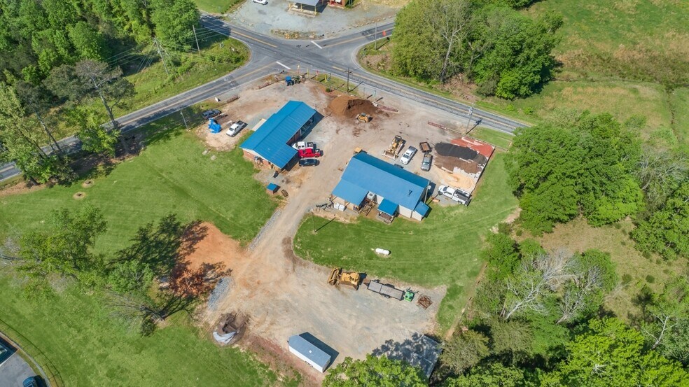 6970 Siler City Snow Camp Rd, Snow Camp, NC for lease - Building Photo - Image 3 of 7