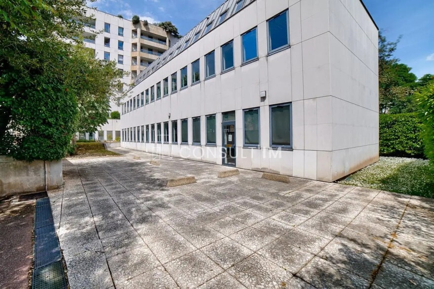 Office in Courbevoie for sale - Building Photo - Image 1 of 7