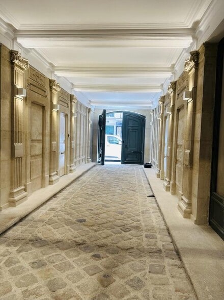 Flex in Paris for lease - Building Photo - Image 2 of 11