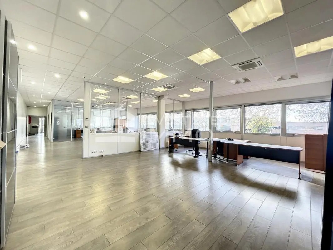 Flex in Lisses for lease Interior Photo- Image 1 of 8