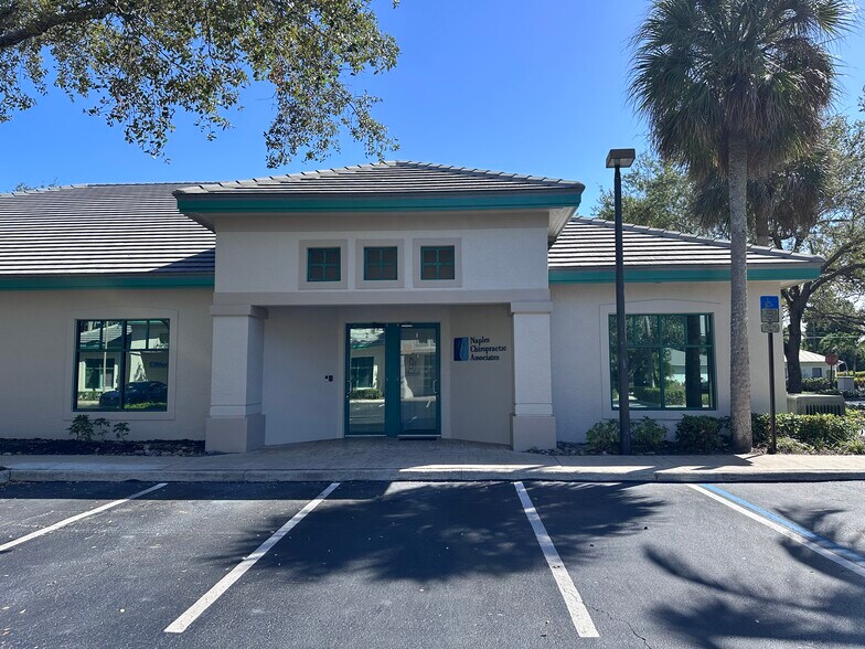 9955 Tamiami Trl N, Naples, FL à louer - Photo du bâtiment - Image 2 de 4