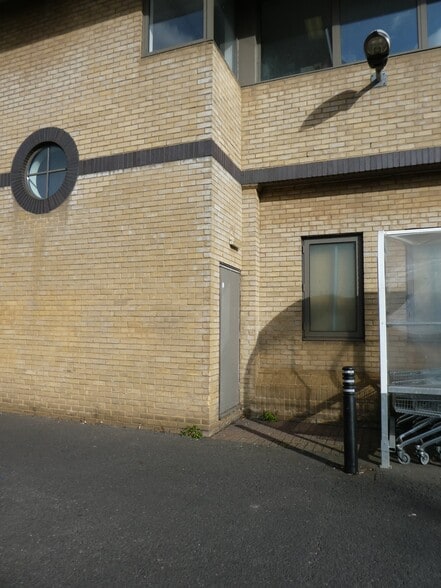 72 Oldfield Rd, Hampton for lease - Building Photo - Image 3 of 5