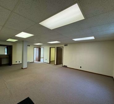 200 Regency Ct, Brookfield, WI for lease - Interior Photo - Image 2 of 9