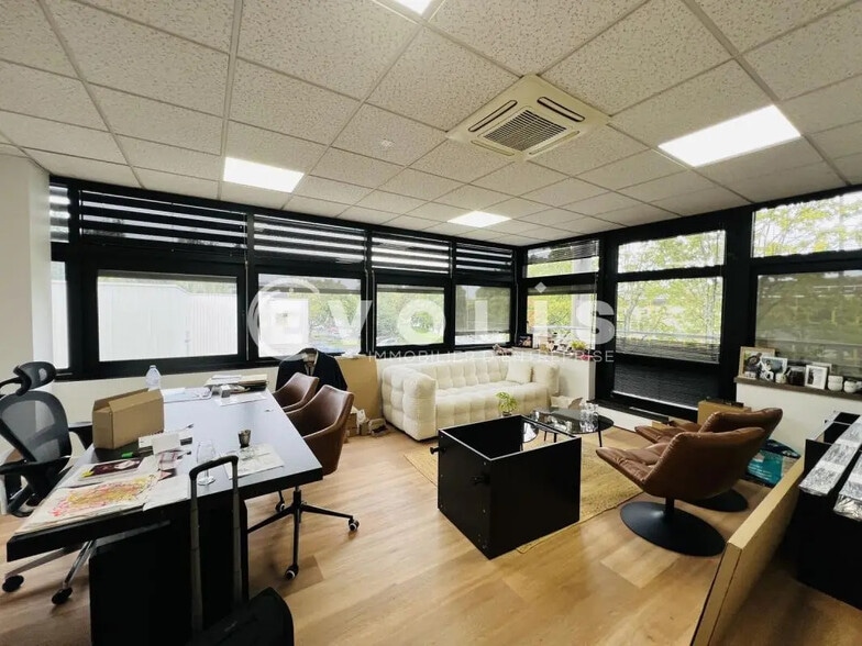 Flex in Lognes for lease - Interior Photo - Image 1 of 4