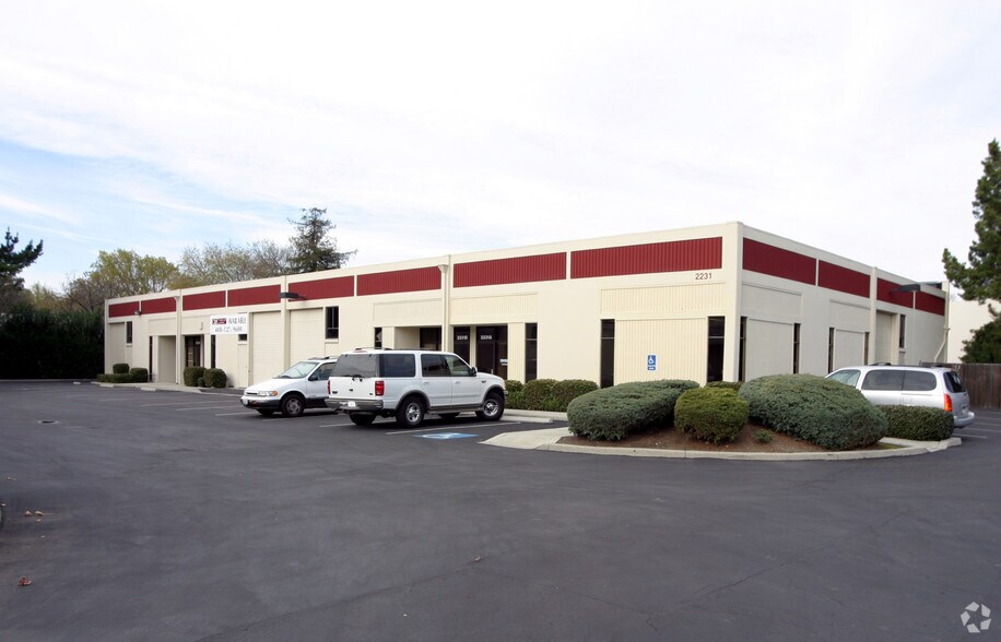 2231 Fortune Dr, San Jose, CA à vendre - Photo du bâtiment - Image 2 de 8