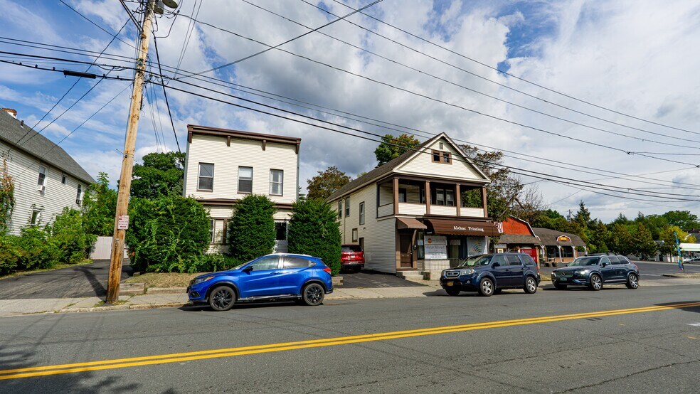 599 Pawling Ave, Troy, NY à vendre - Photo du bâtiment - Image 2 de 10