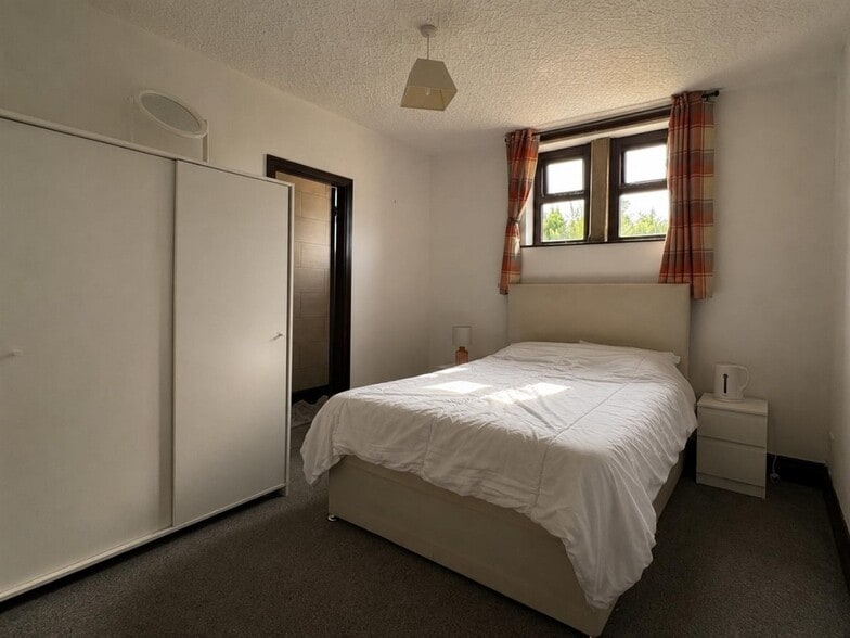 Hob Ln, Keighley for lease - Interior Photo - Image 3 of 26