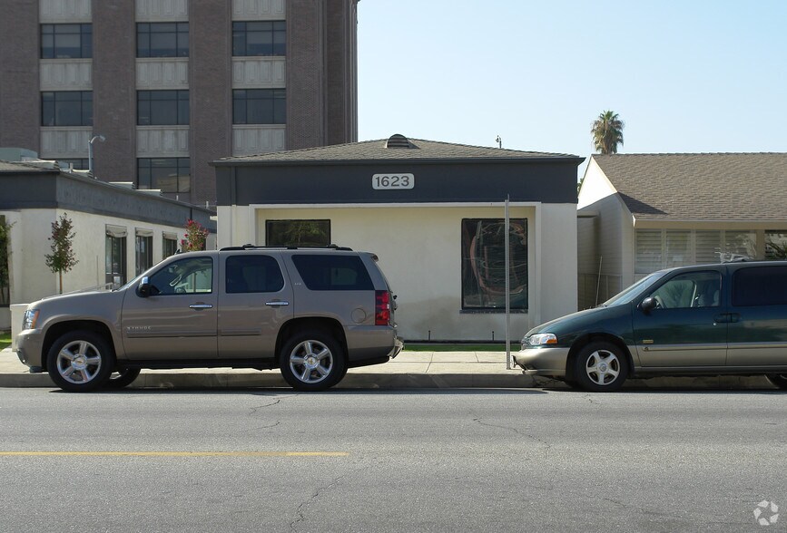 1623 17th St, Bakersfield, CA for sale - Primary Photo - Image 1 of 1