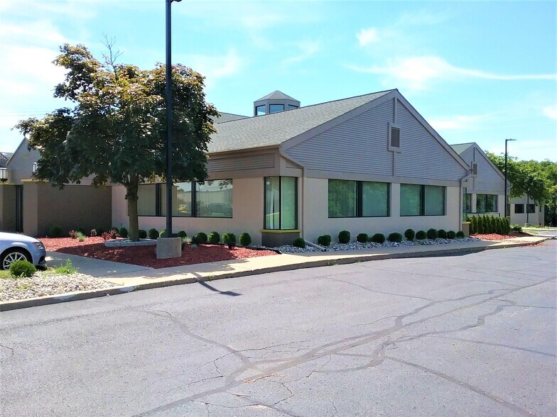 39319 Plymouth Rd, Livonia, MI à louer - Photo du bâtiment - Image 1 de 1