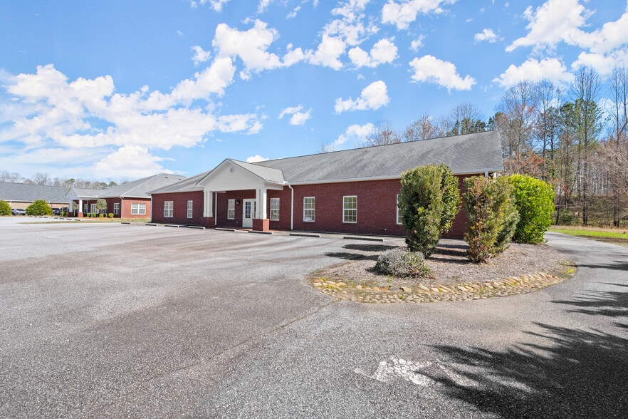 135 Midway Dr, Cornelia, GA à vendre - Photo du bâtiment - Image 3 de 22