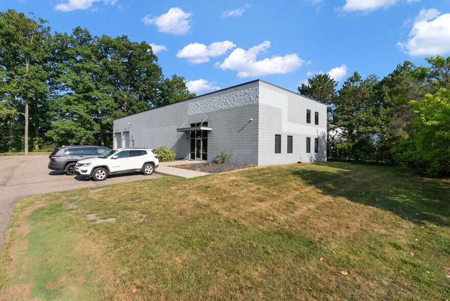 29235 Lorie Ln, Wixom, MI à vendre - Photo du bâtiment - Image 2 de 8