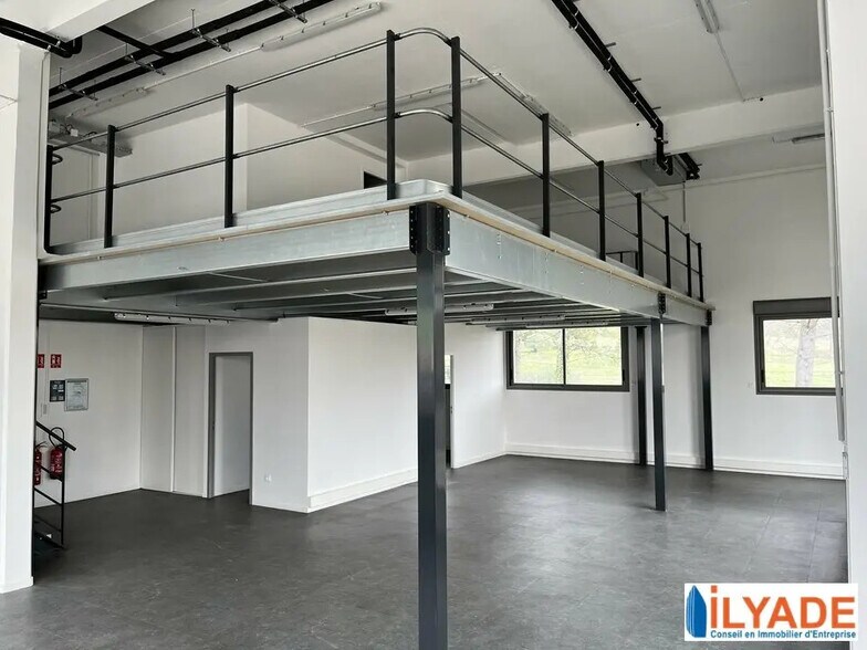 Bureau dans Gardanne à louer - Photo du bâtiment - Image 2 de 6