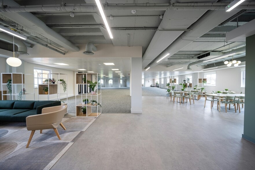 2 Vine St, Uxbridge à louer - Photo du bâtiment - Image 2 de 5