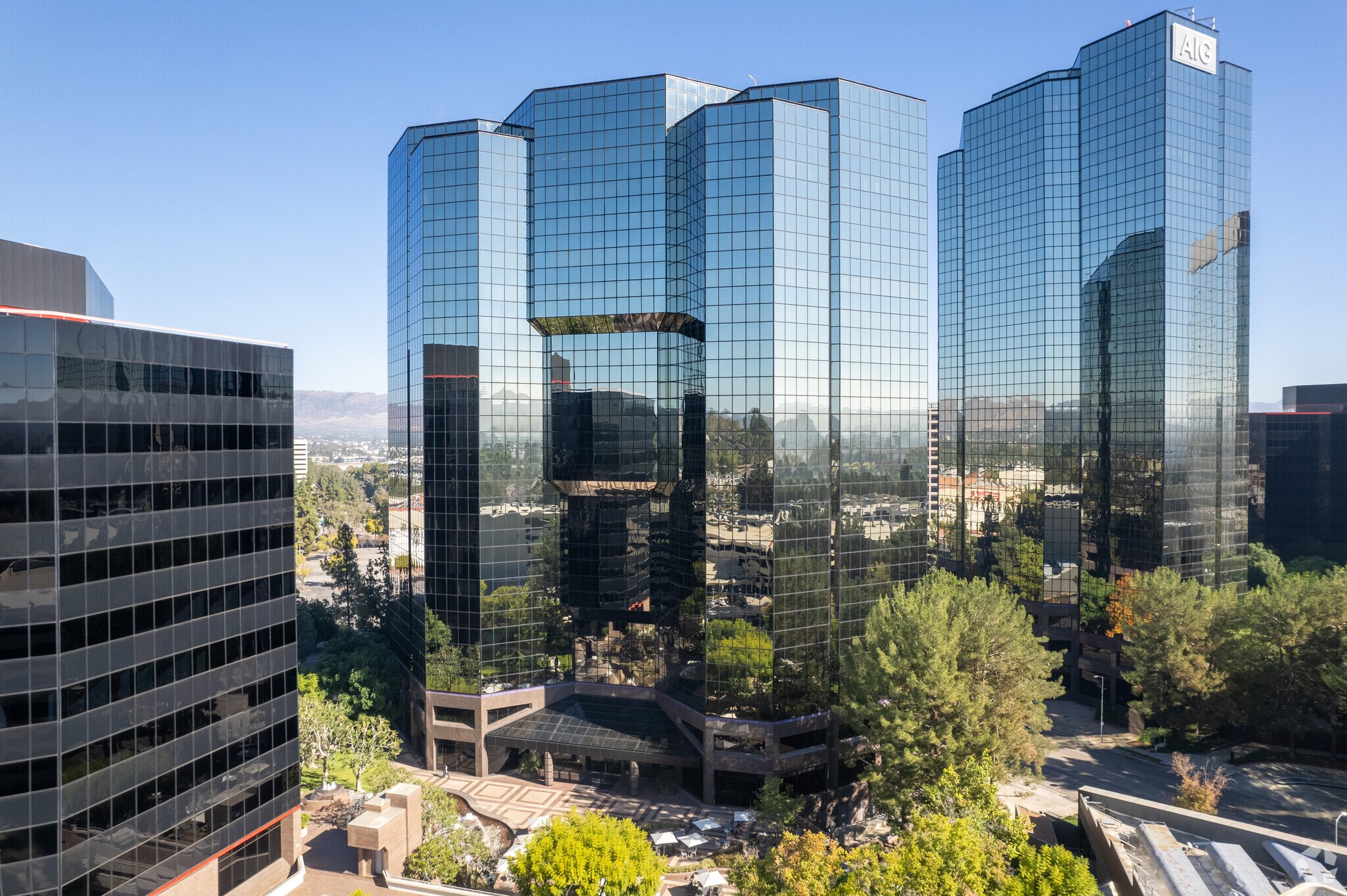 21700 Oxnard St, Woodland Hills, CA à louer Photo du bâtiment- Image 1 de 9