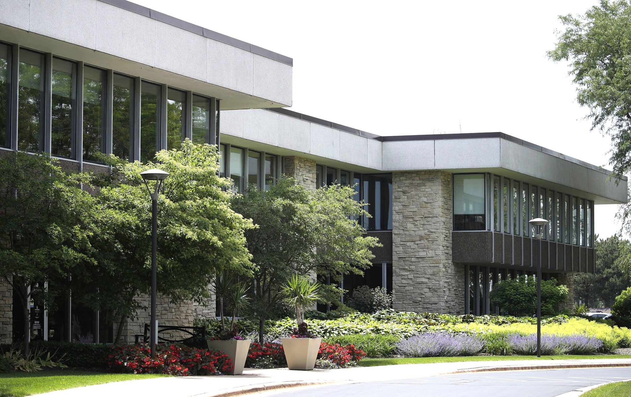 2401 S Memorial Dr, Appleton, WI for lease Building Photo- Image 1 of 10