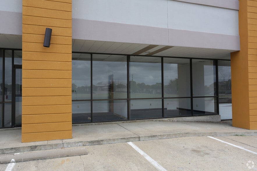 3005-3007 S Carrier Pky, Grand Prairie, TX for lease - Building Photo - Image 2 of 13