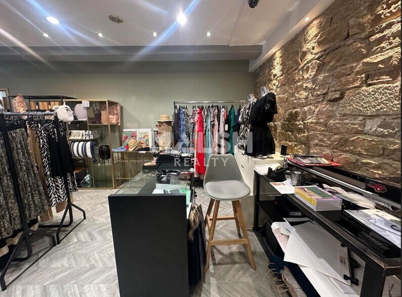 Retail in Lyon for lease - Building Photo - Image 2 of 8
