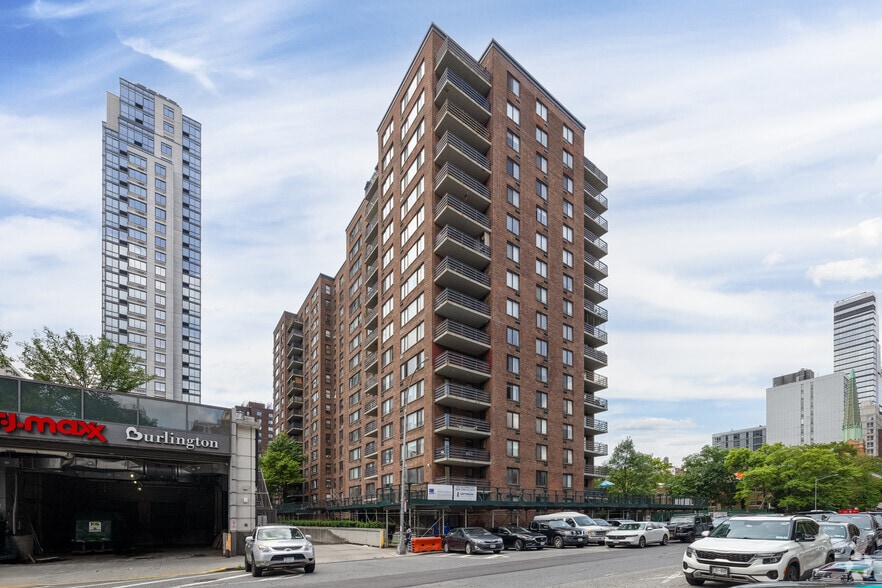 120 W 100th St, New York, NY à louer - Photo du bâtiment - Image 2 de 4