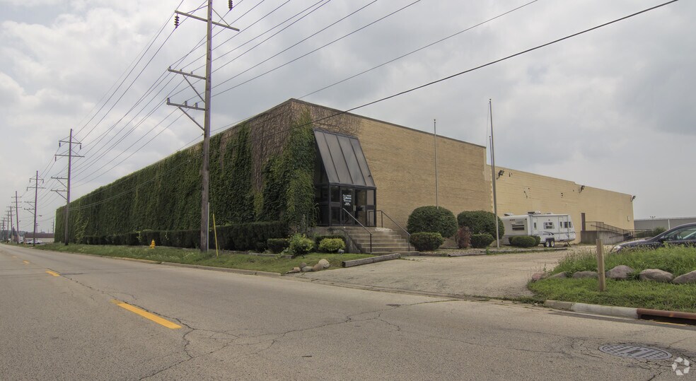 6320 Material Ave, Loves Park, IL à louer - Photo du bâtiment - Image 2 de 4