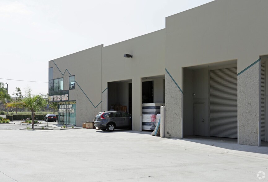 9080 Charles Smith Ave, Rancho Cucamonga, CA à louer - Photo du bâtiment - Image 3 de 4