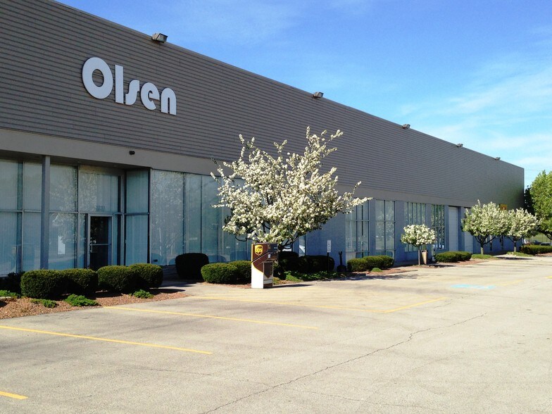 3100-3280 Commerce Center Pl, Louisville, KY for lease - Building Photo - Image 3 of 3