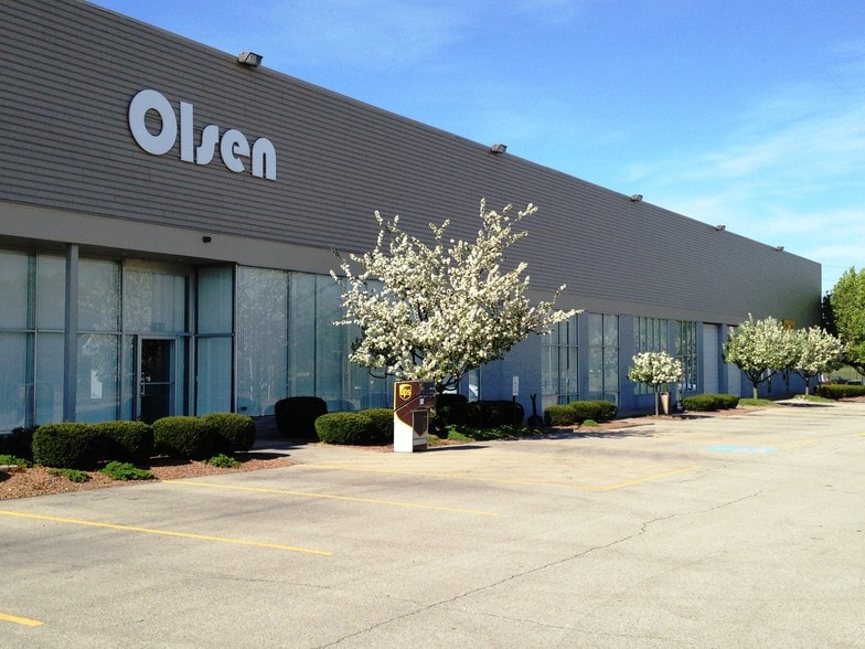 3100-3280 Commerce Center Pl, Louisville, KY à louer - Photo du bâtiment - Image 3 de 3