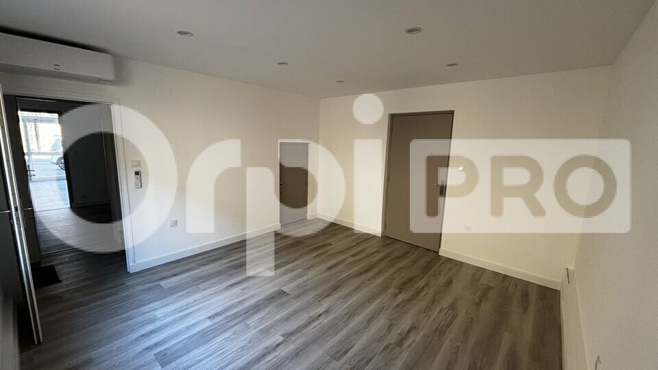 Retail in Arles for sale - Interior Photo - Image 2 of 9