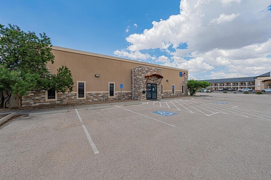 650 S John Ben Shepperd Pky, Odessa, TX à vendre - Photo du bâtiment - Image 2 de 40