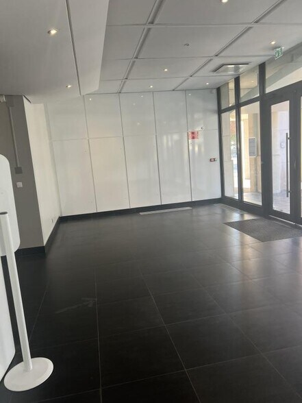 Bureau dans Montigny-le-Bretonneux à louer - Hall d’entrée - Image 2 de 9