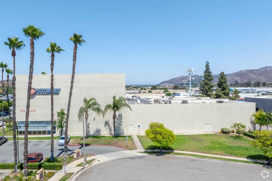 275 Teller St, Corona, CA à vendre - Photo du bâtiment - Image 2 de 4