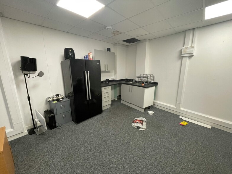 1-14 Saxon Sq, Christchurch for lease - Building Photo - Image 3 of 5