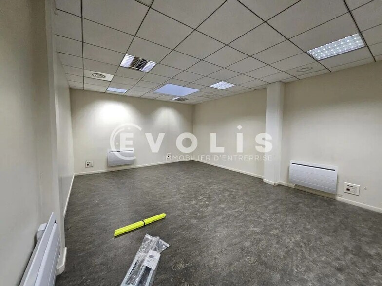 Office in Montrouge for lease - Building Photo - Image 2 of 26