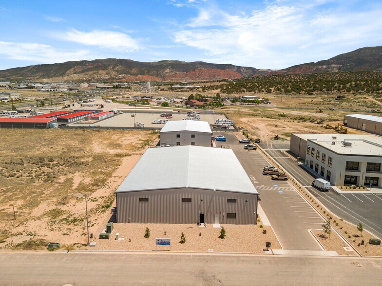 336 N 3325 W, Cedar City, UT à louer - Photo du bâtiment - Image 3 de 11