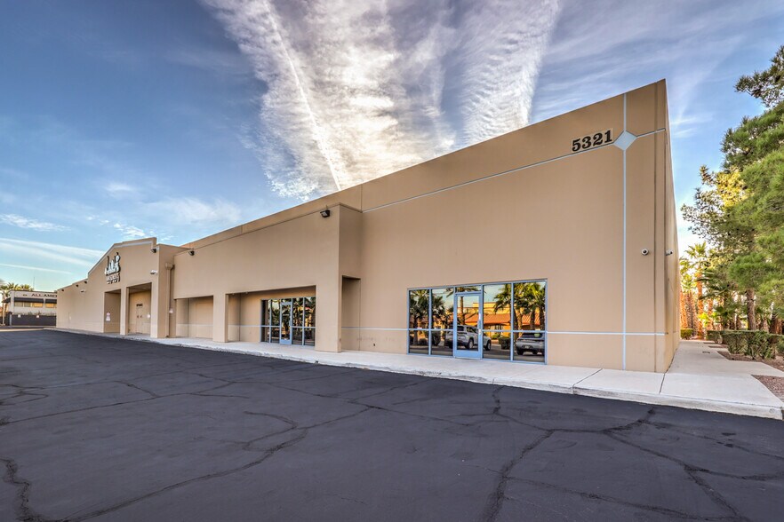 5321 Cameron St, Las Vegas, NV à vendre - Photo du bâtiment - Image 3 de 54