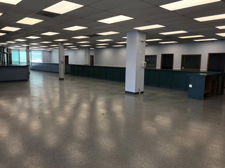 345 E Indian Trl, Aurora, IL for lease - Building Photo - Image 3 of 5