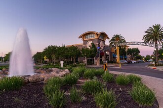 1013 Galleria Blvd, Roseville, CA à louer Photo du bâtiment- Image 1 de 2