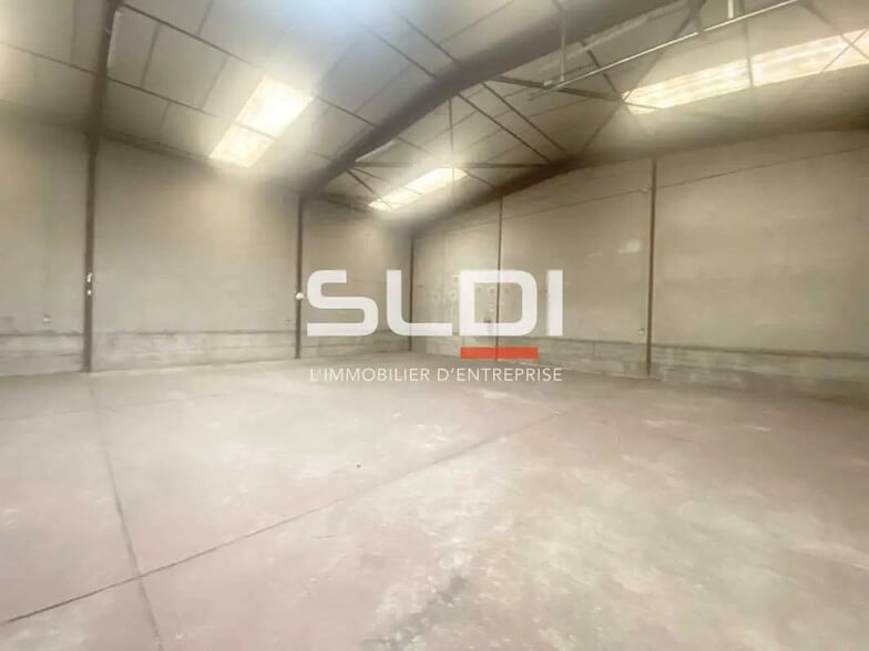 Office in Saint-Laurent-de-Mure for lease - Interior Photo - Image 2 of 6