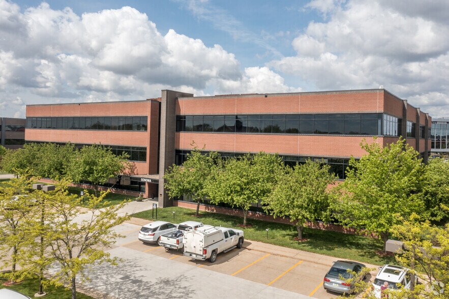 1089 Jordan Creek Pky, West Des Moines, IA à louer - Photo du bâtiment - Image 2 de 7