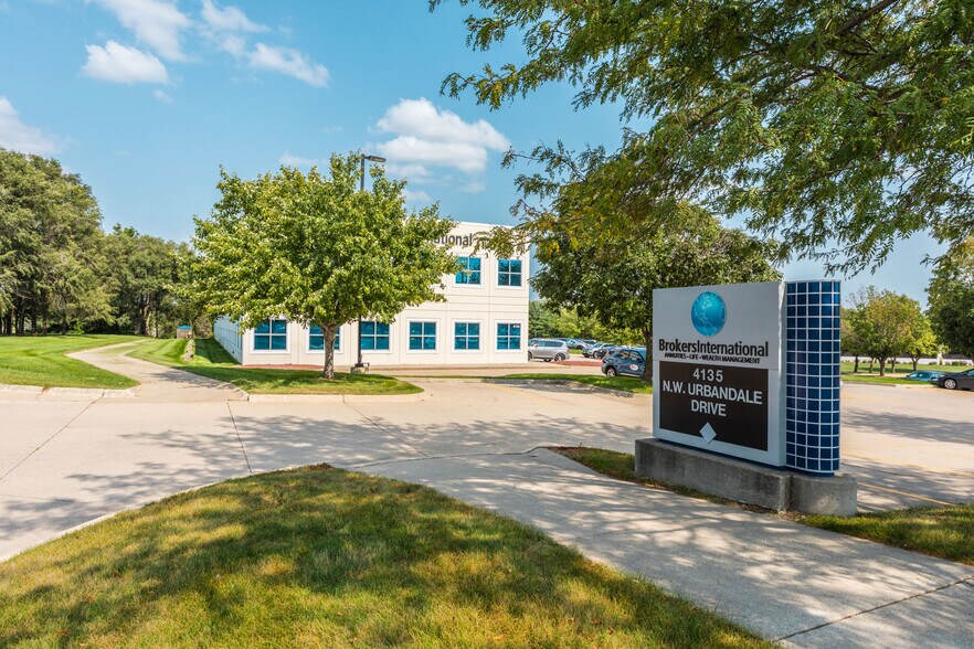 4135 NW Urbandale Dr, Urbandale, IA à vendre - Photo du bâtiment - Image 3 de 13