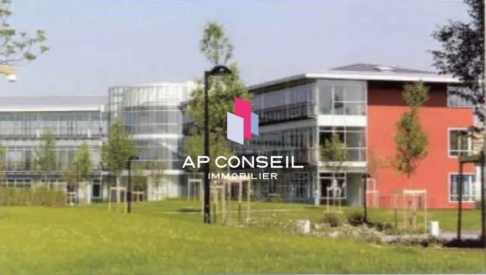 Office in Voisins-le-Bretonneux for lease Primary Photo- Image 1 of 6