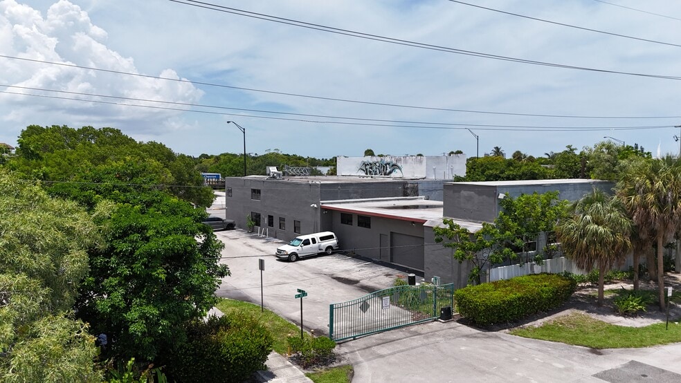 1500 E Commercial Blvd, Fort Lauderdale, FL à vendre - Photo du bâtiment - Image 3 de 13