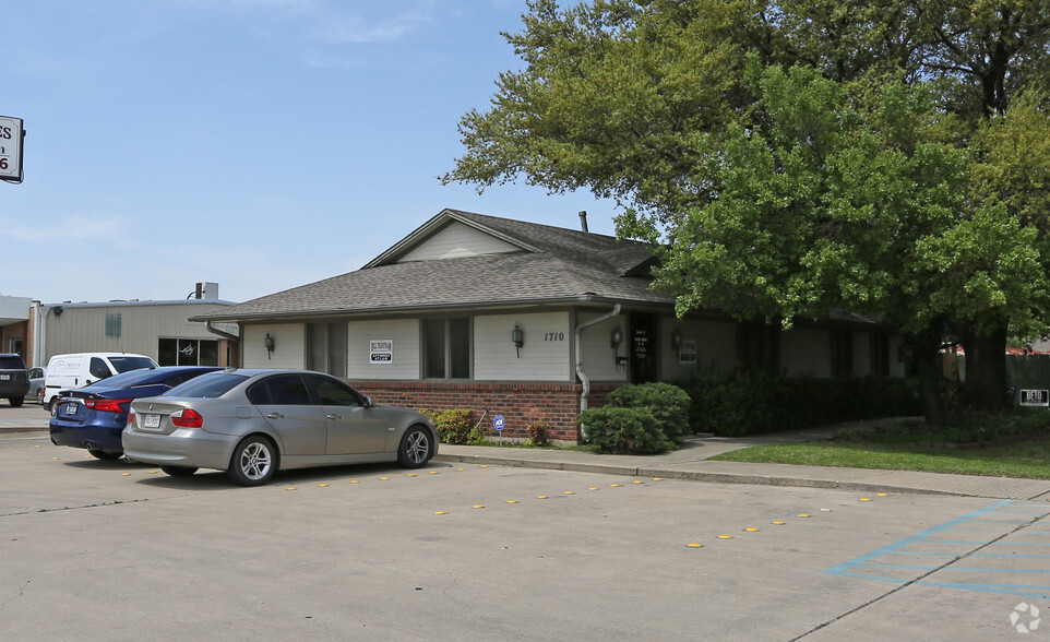 1710 W University Dr, Denton, TX à louer - Photo du bâtiment - Image 1 de 2