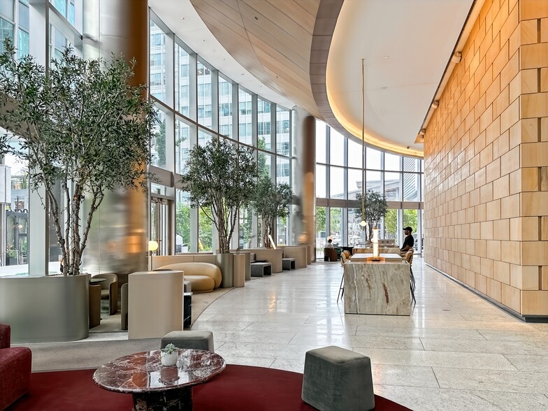 1021 W Hastings St, Vancouver, BC à louer - Photo du bâtiment - Image 3 de 3