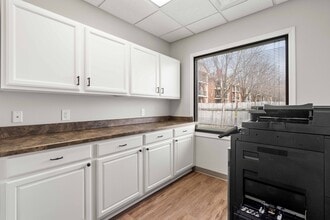 4920 Pleasant St, West Des Moines, IA for lease Interior Photo- Image 2 of 14