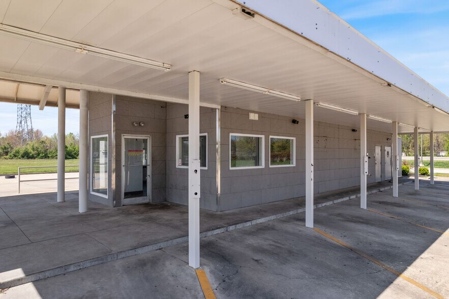 7010 Raggard Rd, Louisville, KY à louer - Photo du bâtiment - Image 3 de 9